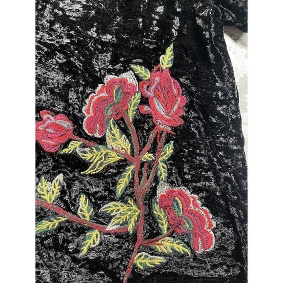 Chelsie & Violet Velvet Embroidery Roses Black T Shirt Top Size Large - Picture 2 of 8